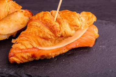 Kruvasan peynir ve siyah granit bir somon ile