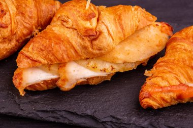 Kruasan ananas ve tavuk göğsü