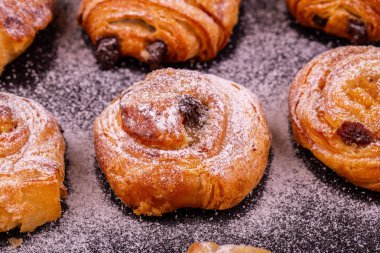 Kuru üzüm ve krema şeker ile puf böreği