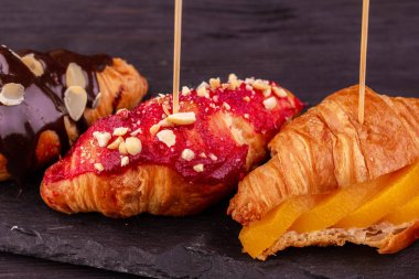 Rendelenmiş nutlets ile ahududu kruvasan