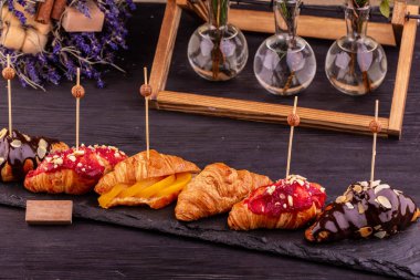 Somun kruvasan, çikolatalı kruvasan ve kayısı kruvasan