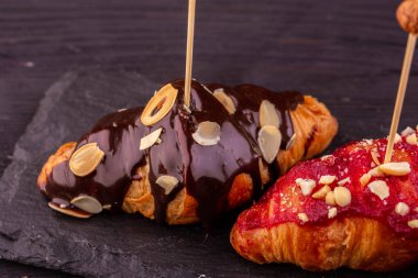 Badem yaprakları ile çikolatalı kruvasan