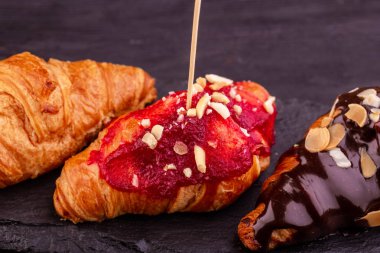 Kruvasan ahududulu jöle ve fındık ile