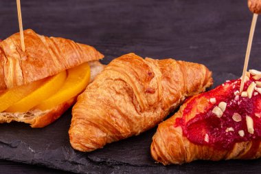  Vanilyalı krema ile vanilya kruvasan