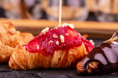 Kruvasan ve fındık ile koyu kırmızı jöle