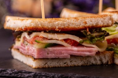 Jambon ve peynirli sandviç, bir şiş üzerinde servis edilir