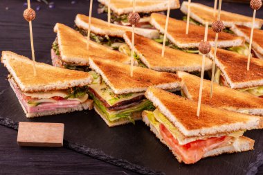 Sandviç somon, jambon ve haşlanmış sebzeler ile