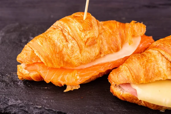 Kırmızı balık ve peynirli ay çöreği