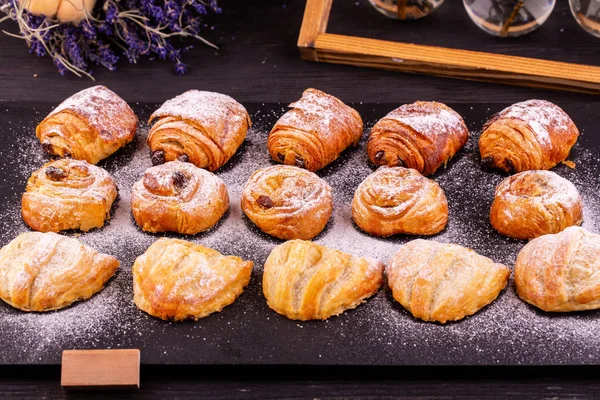 Hamur işleri ile elma, fındık ve krema şeker içinde kuru üzüm ile