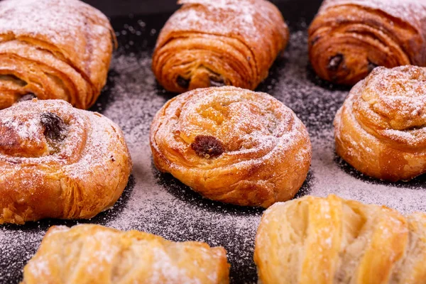 Bir salyangoz krema şeker içinde kuru üzüm ile