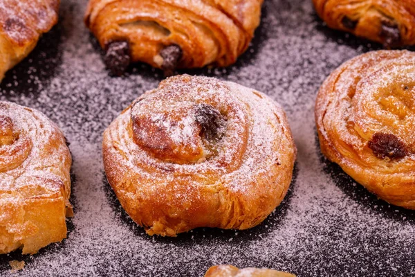 Kuru üzüm ve krema şeker ile puf böreği