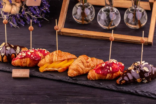 Mini kruvasan tatlı çikolata ve fındık, ahududu ve kayısı