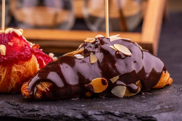 Çikolata ile sulanan kruvasan da badem yaprakları ile strewed