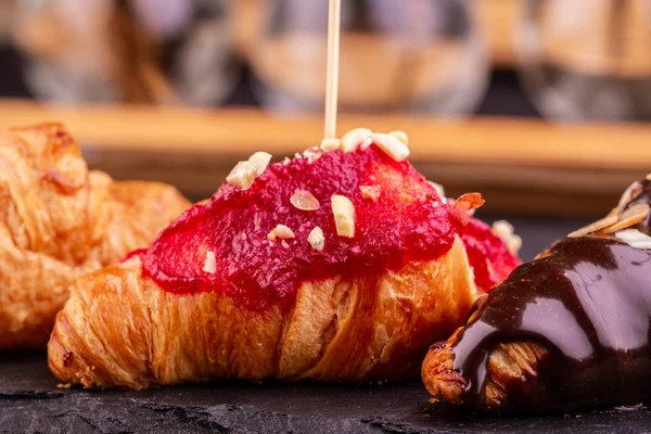 Kruvasan ve fındık ile koyu kırmızı jöle