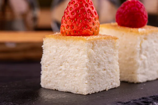  Taze çilek ile pişmiş puding