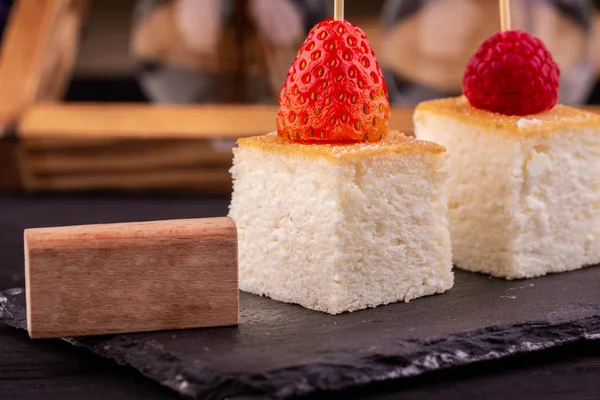 Ahududu puding taze ahududu ve taze çilek ile pişmiş