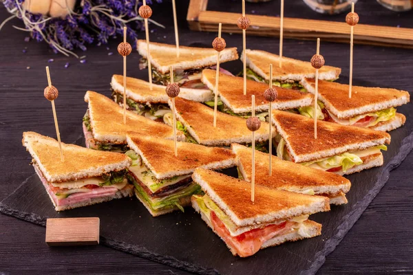 Bölümü sandviç, şiş üzerinde servis edilir