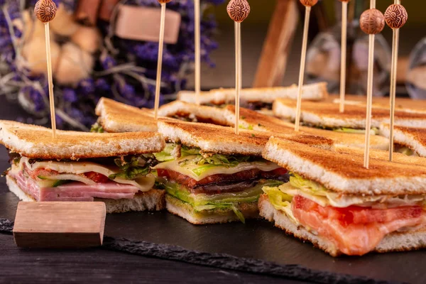 Tavuk, jambon ve peynir, somon ve sebzeler ile sandviç