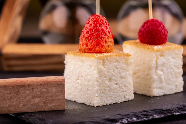 Çilek ve ahududu ile pişmiş puding