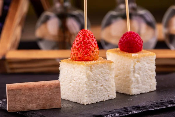 Çilek puding taze çilek ile pişmiş