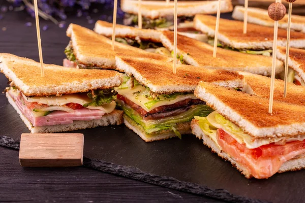 Sandviç somon, sebze ve peynir jambon ile