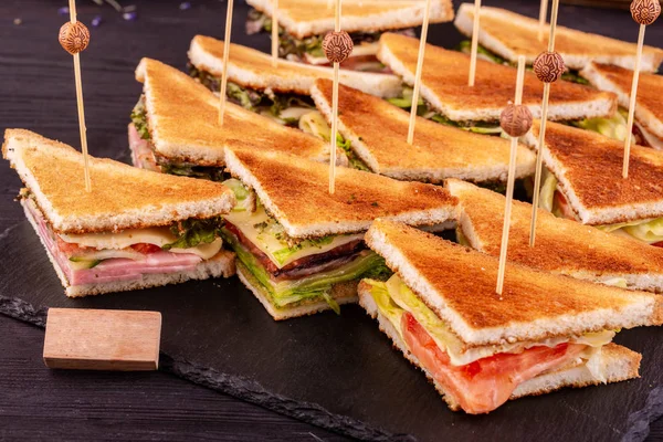 Sandviç somon, jambon ve haşlanmış sebzeler ile