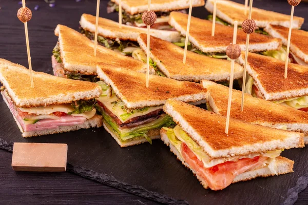 Duracaksınız sandviç jambon ve peynir, tavuk ve sebze ile