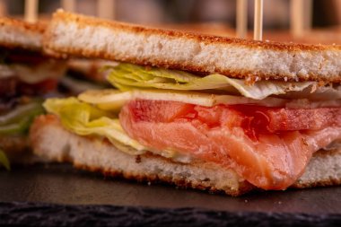 Sandviç taze somon ve marul yaprakları ile