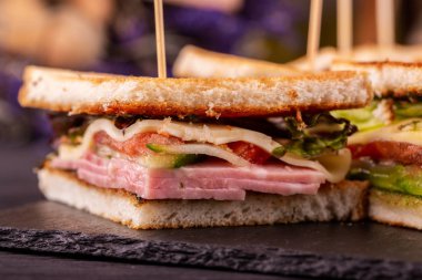 Jambon, peynir, sebze ve marul yaprakları sandviçte