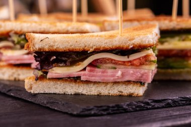 Peynir, jambon ve çatırtı sandviç sebze