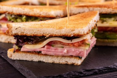 Jambon, peynir ve sebze ile çatırtı sandviç