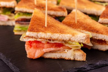 Sandviç somon ve marul yaprakları