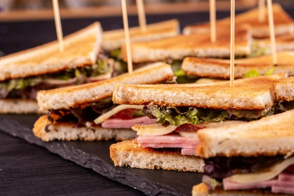 Jamón Queso Sándwiches Hojas Lechuga — Foto de Stock