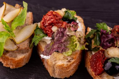 Bruschetta kurutulmuş domates ve marul yaprakları