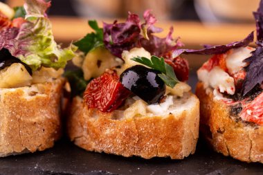 Bruschetta kurutulmuş domates, zeytin ve bir fesleğen ile