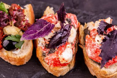 Mavi peynir ve kurutulmuş domates Bruschetta