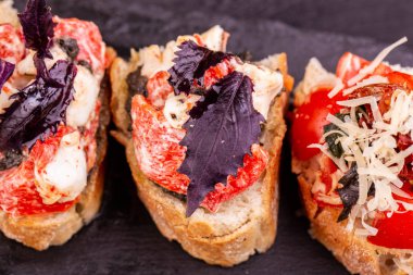 Bir fesleğen ve peynir ile kurutulmuş domates Bruschetta