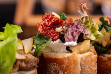 Bruschetta pişmiş biber ve marul yaprakları ile