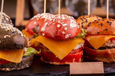 Cod, ıspanak, salatalık, domates, salata ve sos yumurta ile Burger