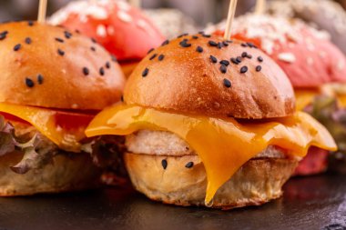 Burger tavuk fileto pirzola, peynir ve siyah susam ile rulo ile