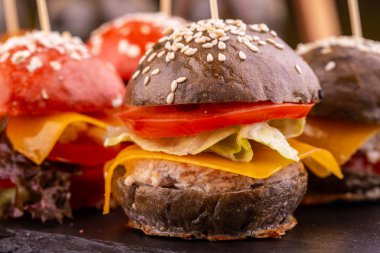 Burger mermer sığır eti ve marul yaprakları, peynir ve siyah rulo