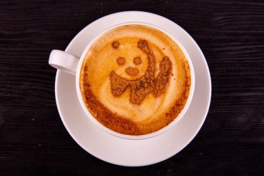 Yavru ayı çizimden tarçın ile Kapuchinno