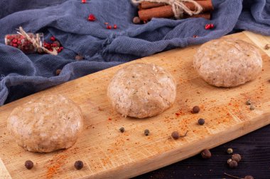 Forcemeat beşamel sos baharat ve biber ile balık