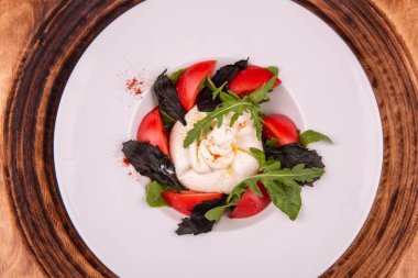 Domates ile buratta. Buratta domates ile