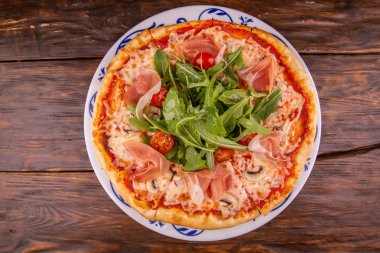 Petrol pizza ve roka ile Parma