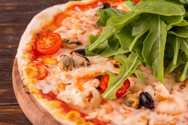 Midye, karides, peynir, roka, domates, Barbekü sosu