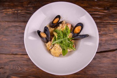 Deniz ürünleri ve roka ile yapıştırmak