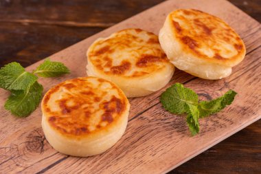 Nane ile ahşap bir gemide kızarmış cheesecakes