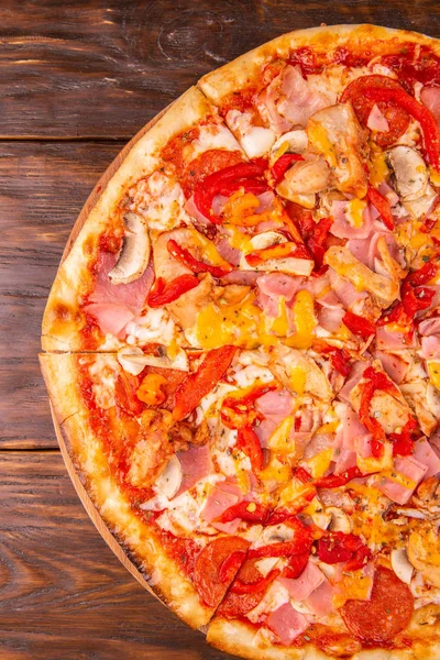 Mantar, salam, biber, domates, peynir, hamur, baharat ve domates sosu