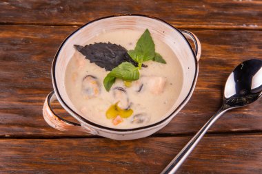  Yeşil petrol ve deniz mahsulleri çorbası krem